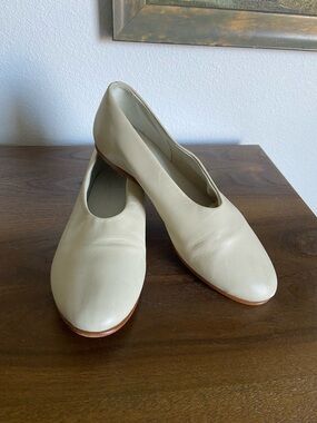 Woman by Common Projects Cream Leather Slip-On Flats Italy EU39
